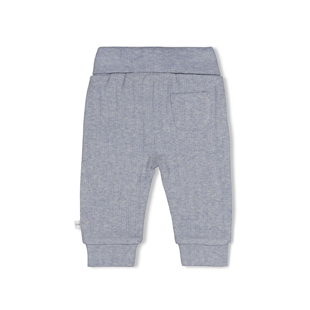 Gerippte Hose - Breakfast Buddy von Feetje. Diese komfortable Kinderhose besticht durch ihr weiches Rib Jersey Material aus 95% Baumwolle und 5% Elasthan, das optimale Bewegungsfreiheit und Strapazierfähigkeit bietet. Das gerippte Design sorgt für eine moderne Optik und angenehmen Tragekomfort den ganzen Tag über. Perfekt für aktive Kinder, die Qualität und Style lieben.