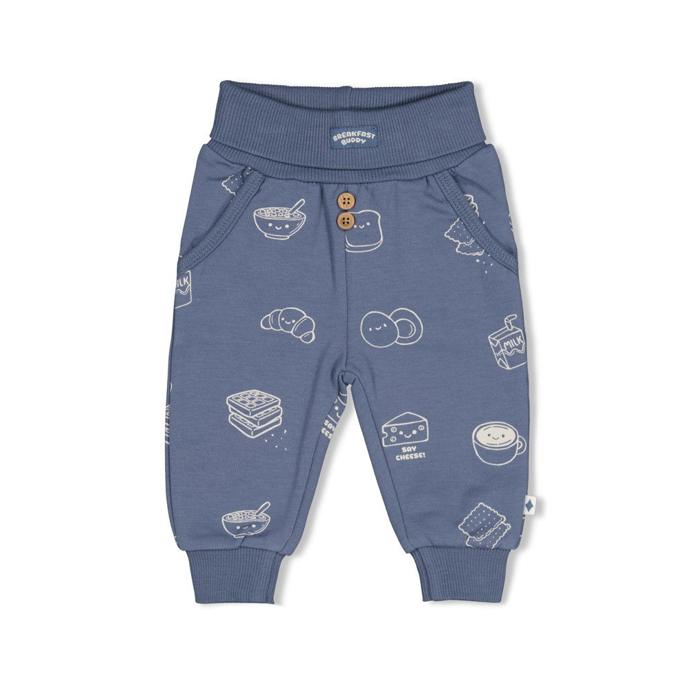 Gemütliche Kinderhose aus hochwertigem French Terry mit verspieltem All-Over-Print. Das elastische Material bietet maximale Bewegungsfreiheit und Tragekomfort für aktive Tage. Die lockere Passform und das weiche Bündchen machen diese Hose zum Lieblingsstück im Kleiderschrank. Perfekt für Alltag und Freizeit.