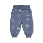 Gemütliche Kinderhose aus hochwertigem French Terry mit verspieltem All-Over-Print. Das elastische Material bietet maximale Bewegungsfreiheit und Tragekomfort für aktive Tage. Die lockere Passform und das weiche Bündchen machen diese Hose zum Lieblingsstück im Kleiderschrank. Perfekt für Alltag und Freizeit.