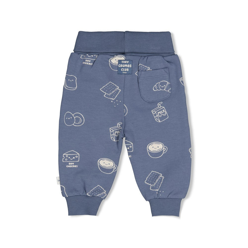 Gemütliche Kinderhose aus hochwertigem French Terry mit verspieltem All-Over-Print. Das elastische Material bietet maximale Bewegungsfreiheit und Tragekomfort für aktive Tage. Die lockere Passform und das weiche Bündchen machen diese Hose zum Lieblingsstück im Kleiderschrank. Perfekt für Alltag und Freizeit.