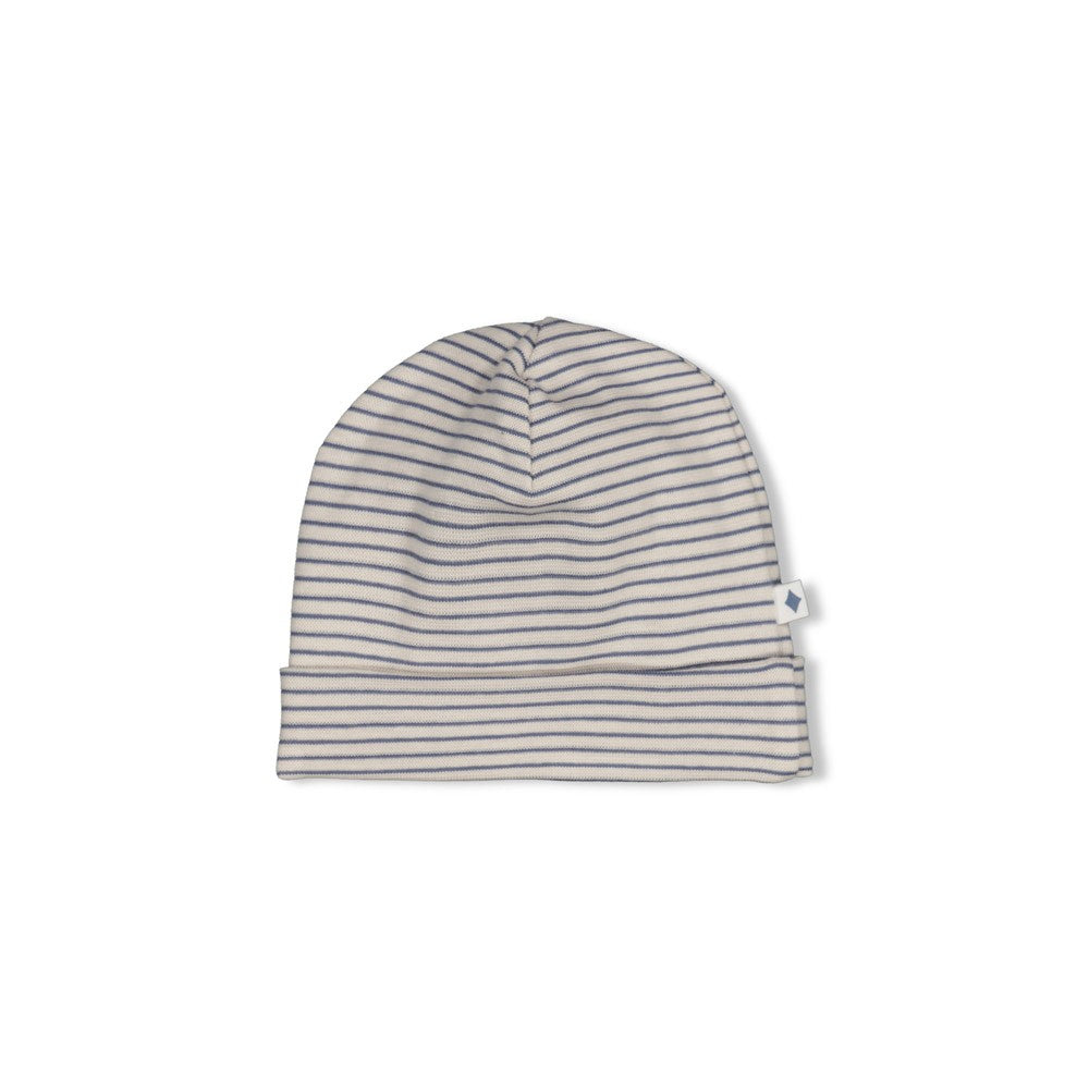 Diese gerippte Mütze &nbsp;von Feetje in klassischem Ringelmuster ist das perfekte Accessoire für kleine Abenteurer. Das weiche Rib Jersey bietet optimalen Tragekomfort und eine ideale Passform, die sich sanft an den Kopf anschmiegt. Die hochwertige Verarbeitung garantiert Langlebigkeit und einfache Pflege. Ideal für jeden Tag – ob beim Frühstück oder beim Spielen draußen.