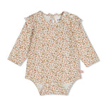 Weiches und elastisches Single Jersey von Feetje aus hochwertiger Baumwollmischung für maximalen Tragekomfort. Das verspielt gemusterte Design "Fall in Love" mit All-Over-Print macht diesen Body zu einem charmanten Begleiter im Alltag. Perfekt für aktive Babys, die Bewegungsfreiheit und Style brauchen.