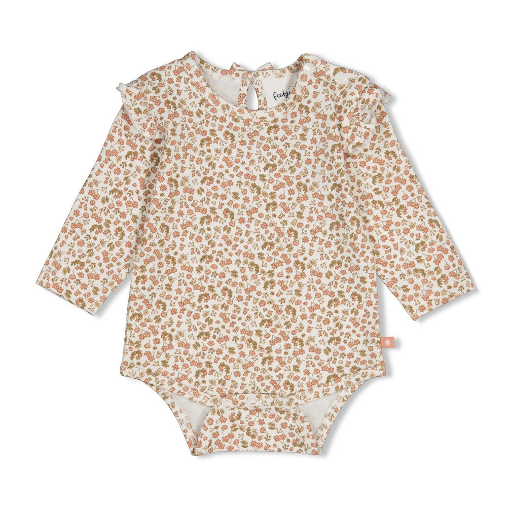 Weiches und elastisches Single Jersey von Feetje aus hochwertiger Baumwollmischung für maximalen Tragekomfort. Das verspielt gemusterte Design "Fall in Love" mit All-Over-Print macht diesen Body zu einem charmanten Begleiter im Alltag. Perfekt für aktive Babys, die Bewegungsfreiheit und Style brauchen.