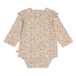 Weiches und elastisches Single Jersey von Feetje aus hochwertiger Baumwollmischung für maximalen Tragekomfort. Das verspielt gemusterte Design "Fall in Love" mit All-Over-Print macht diesen Body zu einem charmanten Begleiter im Alltag. Perfekt für aktive Babys, die Bewegungsfreiheit und Style brauchen.