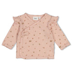 Weiches Wickelshirt von Feetje aus geripptem Pointelle-Stoff – perfekt für zarte Babyhaut. Das klassische Design in Rippoptik bietet Komfort und Bewegungsfreiheit. Ideal für Übergangsjahreszeiten und vielseitig kombinierbar.

