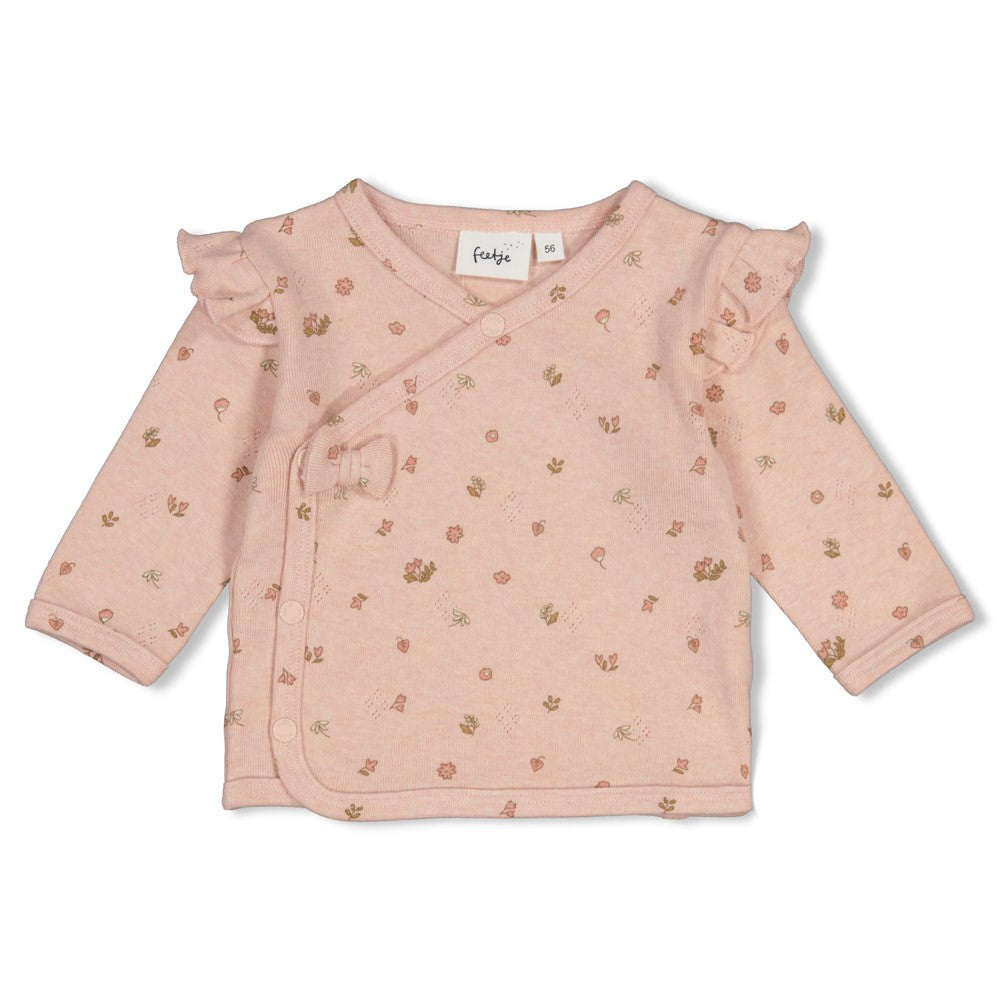 Weiches Wickelshirt von Feetje aus geripptem Pointelle-Stoff – perfekt für zarte Babyhaut. Das klassische Design in Rippoptik bietet Komfort und Bewegungsfreiheit. Ideal für Übergangsjahreszeiten und vielseitig kombinierbar.

