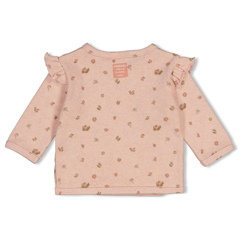 Weiches Wickelshirt von Feetje aus geripptem Pointelle-Stoff – perfekt für zarte Babyhaut. Das klassische Design in Rippoptik bietet Komfort und Bewegungsfreiheit. Ideal für Übergangsjahreszeiten und vielseitig kombinierbar.

