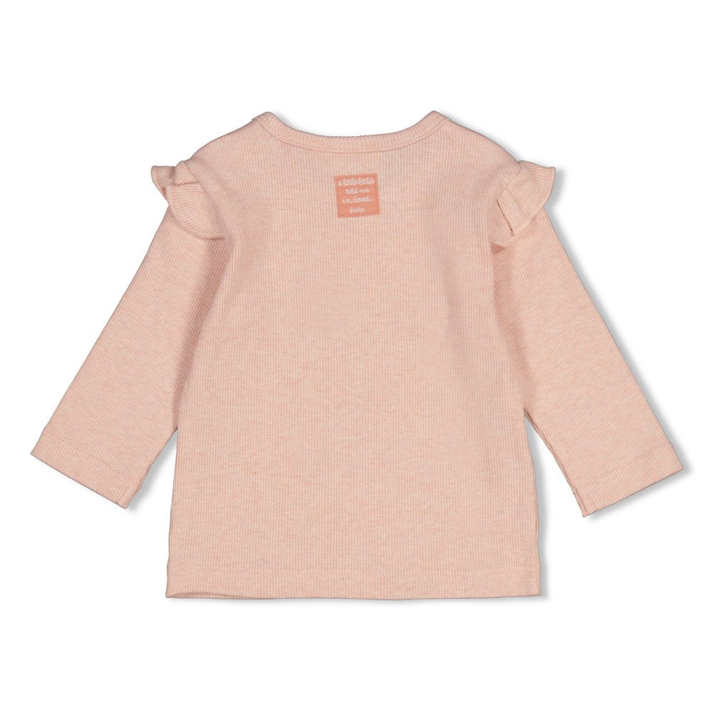 Weiches Langarmshirt von Feetje aus geripptem Jersey mit elastischem Baumwollmix. Das "Fall in Love" Design von Feetje besticht durch zeitlose Eleganz und hohen Tragekomfort. Die Rippenstruktur sorgt für eine angenehme Passform und Bewegungsfreiheit. Perfekt für den Alltag und vielseitig kombinierbar.