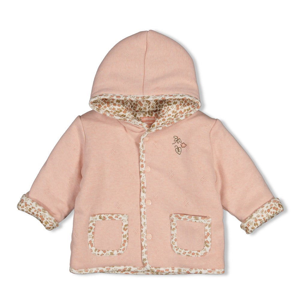Diese vielseitige Wendejacke mit Kapuze bietet zwei Looks in einem. Die hochwertige Verarbeitung aus macht sie zum perfekten Begleiter für wechselhaftes Wetter. Das "Fall in Love" Design überzeugt mit seinem modernen Appeal und der praktischen Kapuze für extra Komfort und Schutz.