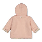 Diese vielseitige Wendejacke von Feetje mit Kapuze bietet zwei Looks in einem. Die hochwertige Verarbeitung aus macht sie zum perfekten Begleiter für wechselhaftes Wetter. Das "Fall in Love" Design überzeugt mit seinem modernen Appeal und der praktischen Kapuze für extra Komfort und Schutz.