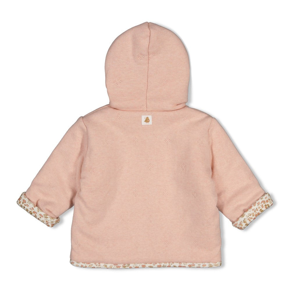 Diese vielseitige Wendejacke von Feetje mit Kapuze bietet zwei Looks in einem. Die hochwertige Verarbeitung aus macht sie zum perfekten Begleiter für wechselhaftes Wetter. Das "Fall in Love" Design überzeugt mit seinem modernen Appeal und der praktischen Kapuze für extra Komfort und Schutz.