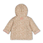 Diese vielseitige Wendejacke mit Kapuze bietet zwei Looks in einem. Die hochwertige Verarbeitung aus macht sie zum perfekten Begleiter für wechselhaftes Wetter. Das "Fall in Love" Design überzeugt mit seinem modernen Appeal und der praktischen Kapuze für extra Komfort und Schutz.