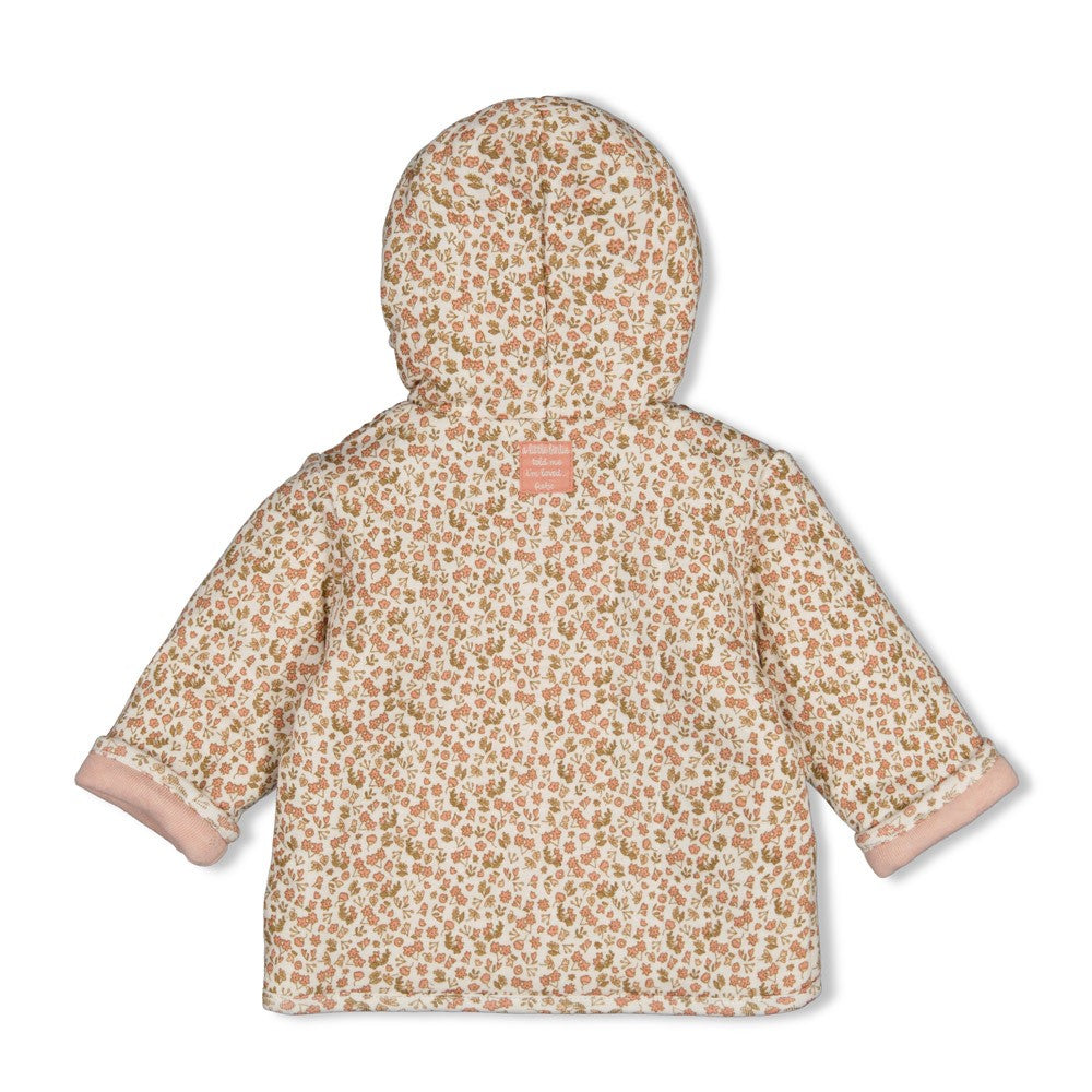 Diese vielseitige Wendejacke mit Kapuze bietet zwei Looks in einem. Die hochwertige Verarbeitung aus macht sie zum perfekten Begleiter für wechselhaftes Wetter. Das "Fall in Love" Design überzeugt mit seinem modernen Appeal und der praktischen Kapuze für extra Komfort und Schutz.