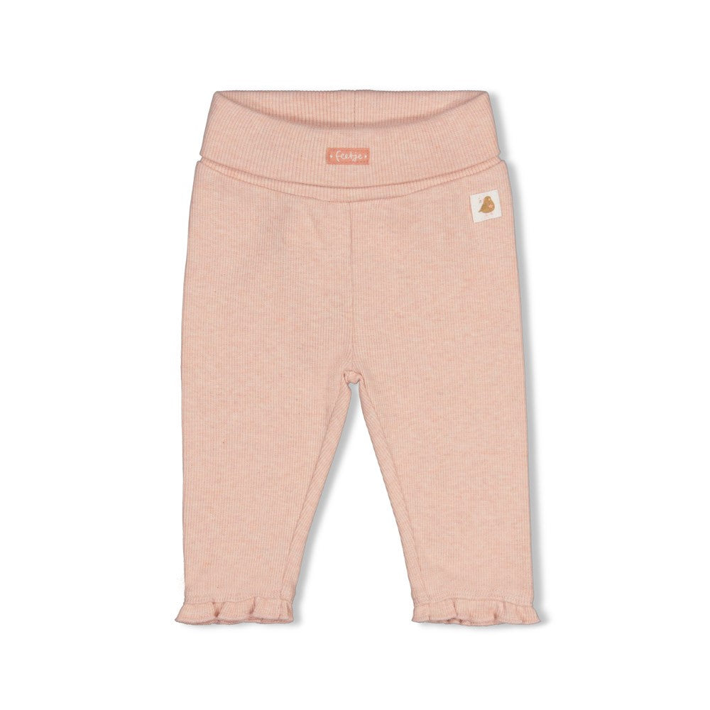 Gerippte Hose - Fall in Love von Feetje. Diese komfortable Kinderhose besticht durch ihr weiches Rib-Jersey-Material. Die elastische Mischung sorgt für optimale Bewegungsfreiheit und Tragekomfort den ganzen Tag über. Das gerippte Design verleiht der Hose einen modernen Look, während die hochwertige Verarbeitung Langlebigkeit garantiert.&nbsp;