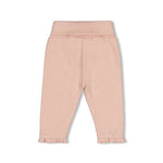 Gerippte Hose - Fall in Love von Feetje. Diese komfortable Kinderhose besticht durch ihr weiches Rib-Jersey-Material. Die elastische Mischung sorgt für optimale Bewegungsfreiheit und Tragekomfort den ganzen Tag über. Das gerippte Design verleiht der Hose einen modernen Look, während die hochwertige Verarbeitung Langlebigkeit garantiert.&nbsp;