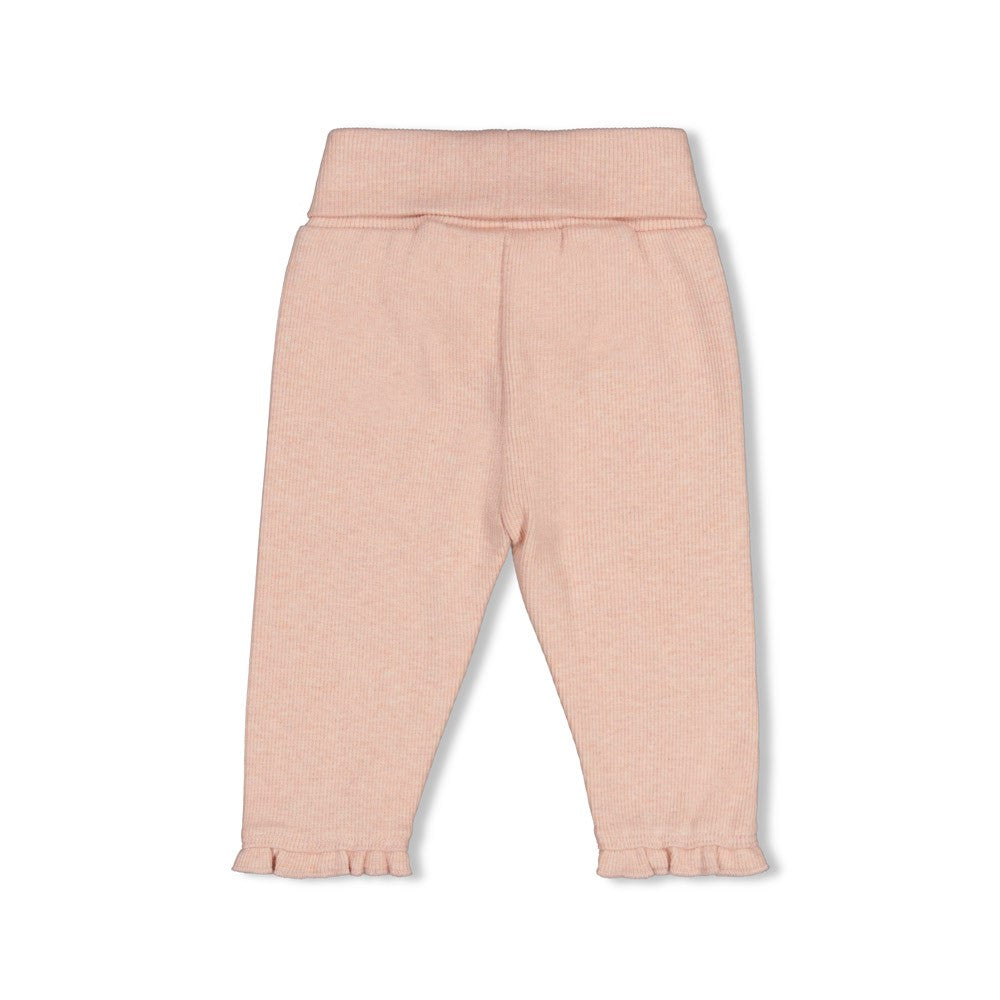 Gerippte Hose - Fall in Love von Feetje. Diese komfortable Kinderhose besticht durch ihr weiches Rib-Jersey-Material. Die elastische Mischung sorgt für optimale Bewegungsfreiheit und Tragekomfort den ganzen Tag über. Das gerippte Design verleiht der Hose einen modernen Look, während die hochwertige Verarbeitung Langlebigkeit garantiert.&nbsp;