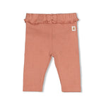 Diese wunderbare Legging von Feetje besticht durch ihre feine Rippenstruktur und das zarte Pointelle-Muster, das Eleganz und Komfort vereint. Das Material bietet optimale Atmungsaktivität und sanfte Hautfreundlichkeit. Die Legging schmiegt sich angenehm an und ermöglicht volle Bewegungsfreiheit. Das liebevolle "Fall in Love"-Design macht sie zu einem charmanten Begleiter für kleine Abenteurer.

