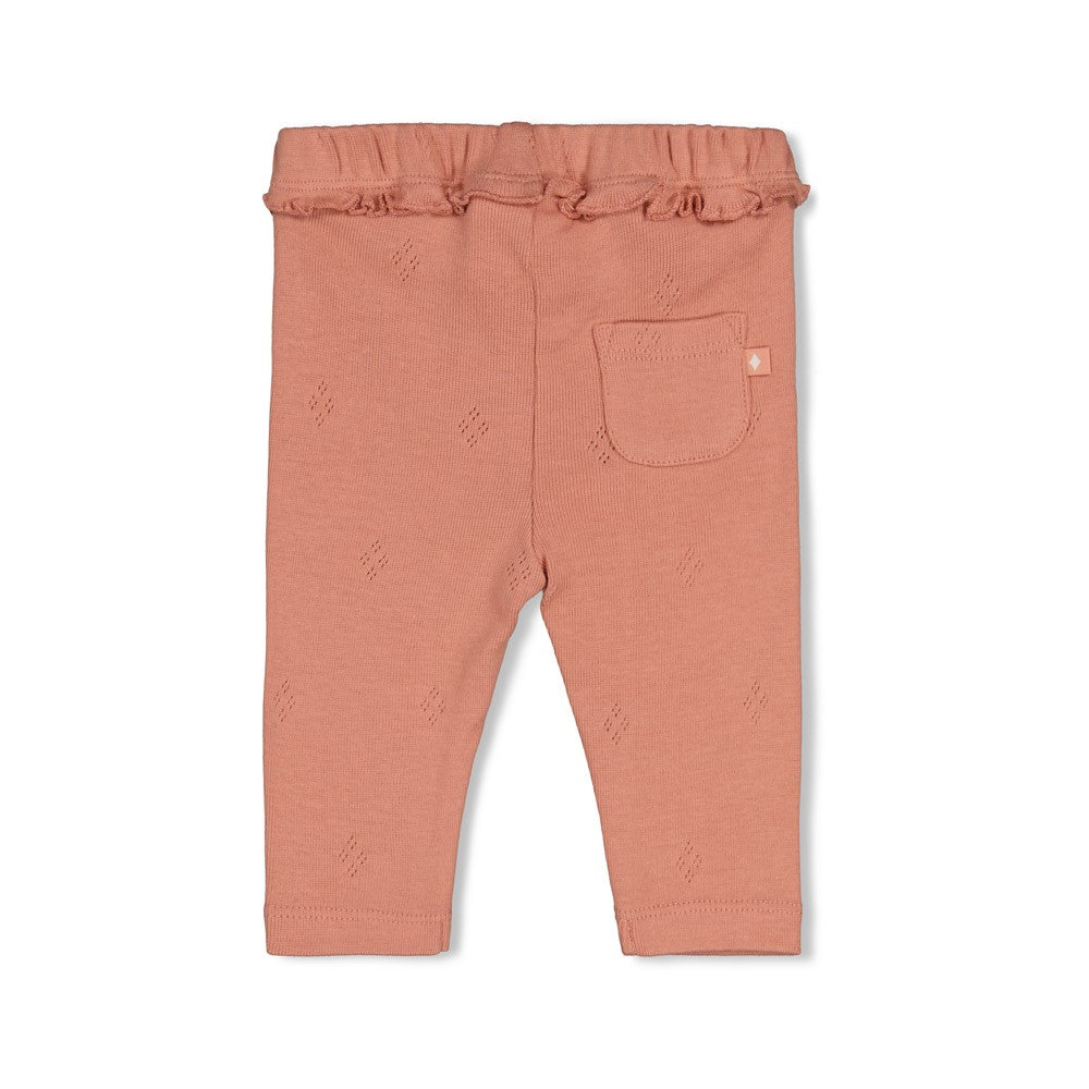 Diese wunderbare Legging von Feetje besticht durch ihre feine Rippenstruktur und das zarte Pointelle-Muster, das Eleganz und Komfort vereint. Das Material bietet optimale Atmungsaktivität und sanfte Hautfreundlichkeit. Die Legging schmiegt sich angenehm an und ermöglicht volle Bewegungsfreiheit. Das liebevolle "Fall in Love"-Design macht sie zu einem charmanten Begleiter für kleine Abenteurer.

