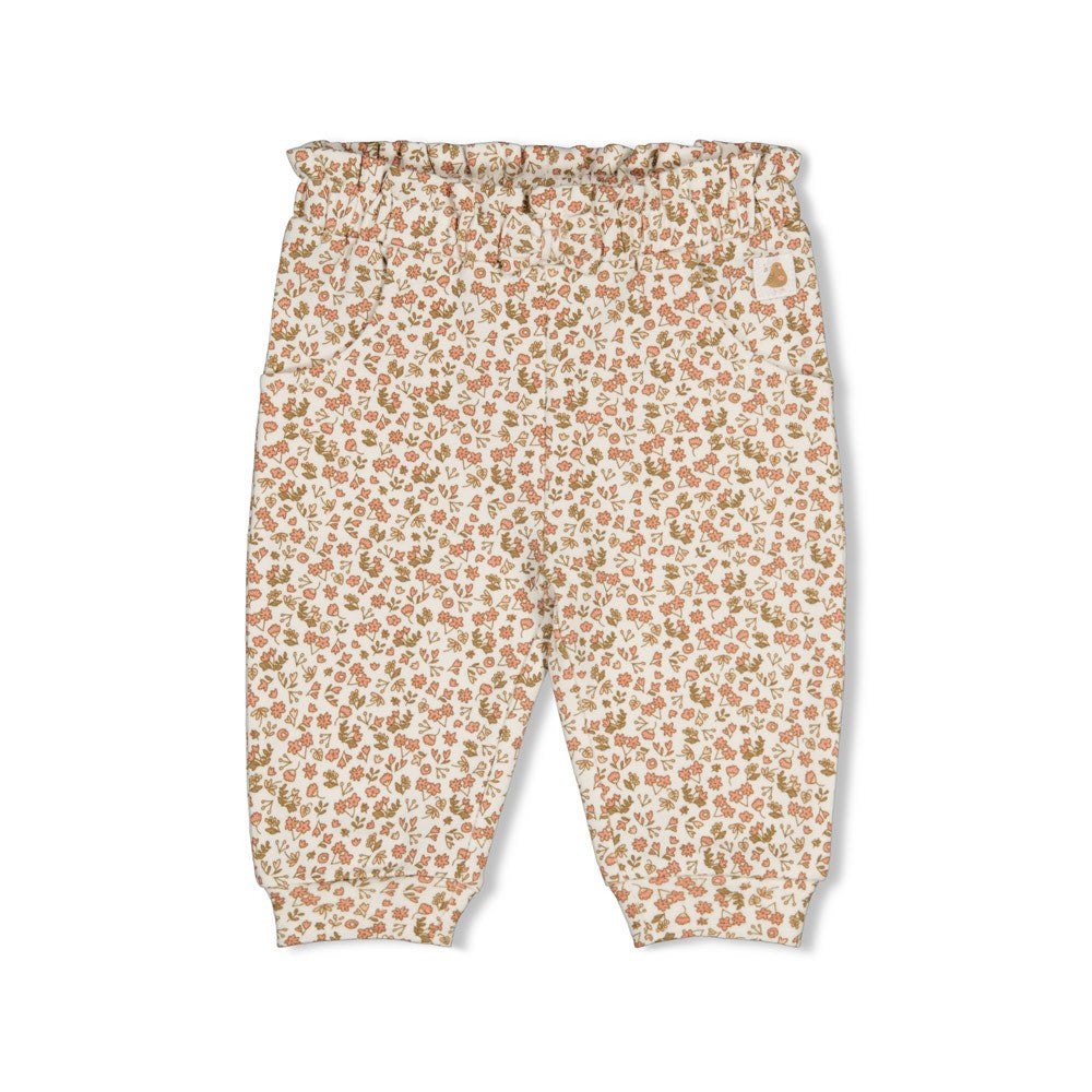 Gemütliche Hose von Feetje aus weichem French Terry mit verspieltem All-Over-Print. Das elastische Material bietet maximale Bewegungsfreiheit und Tragekomfort für aktive Tage. Perfekt für Freizeit und Entspannung.

