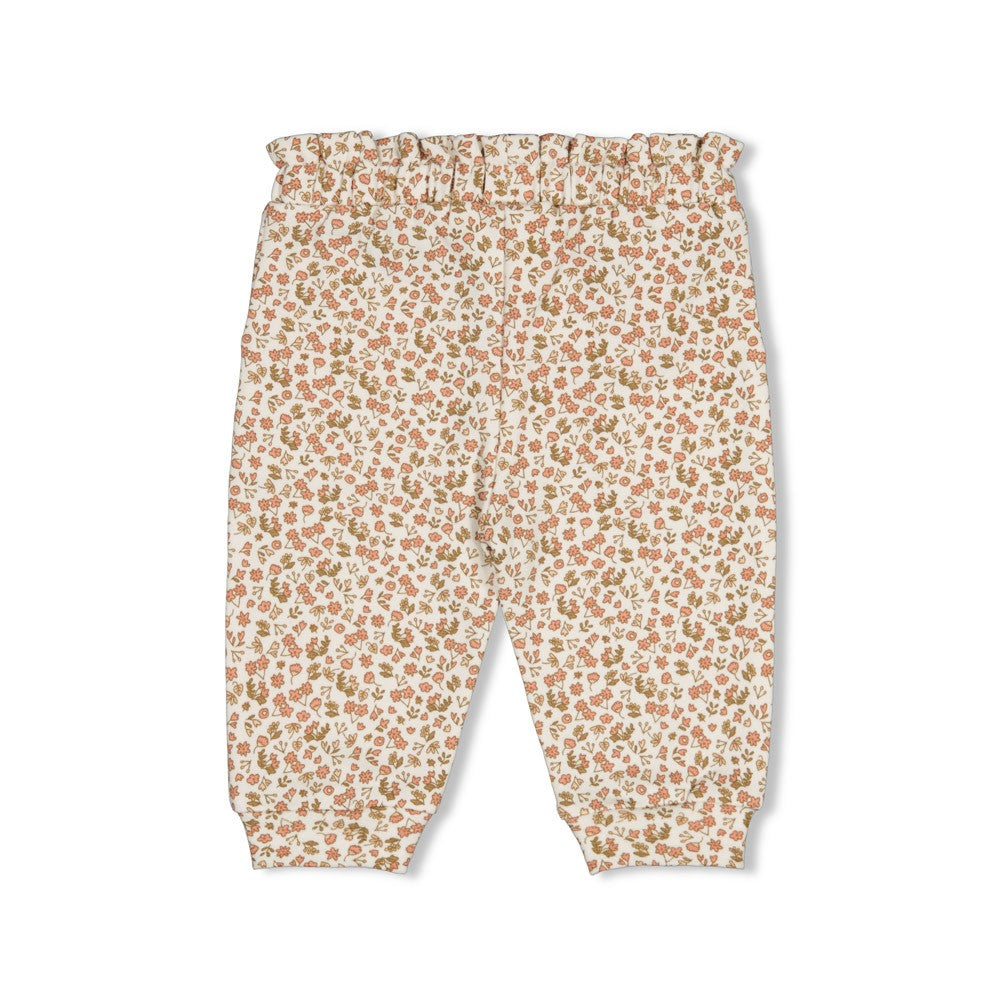 Gemütliche Hose von Feetje aus weichem French Terry mit verspieltem All-Over-Print. Das elastische Material bietet maximale Bewegungsfreiheit und Tragekomfort für aktive Tage. Perfekt für Freizeit und Entspannung.


