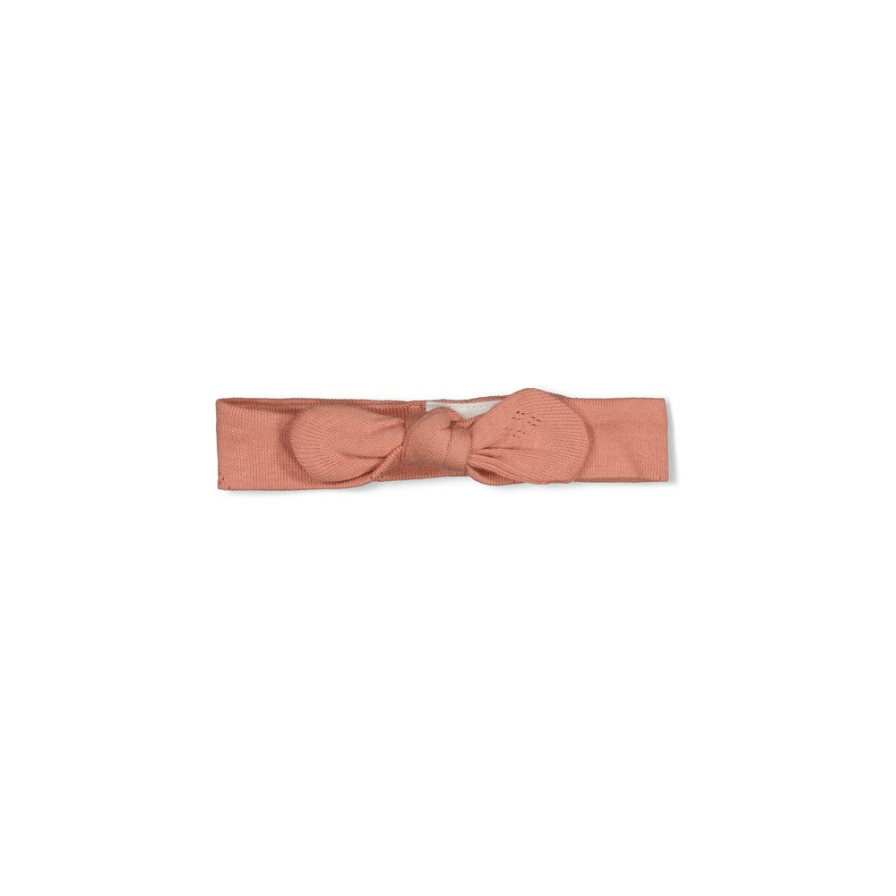 Weiches geripptes Haarband von Feetje aus hochwertiger Pointelle-Qualität. Das zarte Design mit feinen Rippen bietet angenehmen Tragekomfort und hält die Haare sanft zusammen. Perfekt für jeden Tag – elegant und praktisch zugleich.


