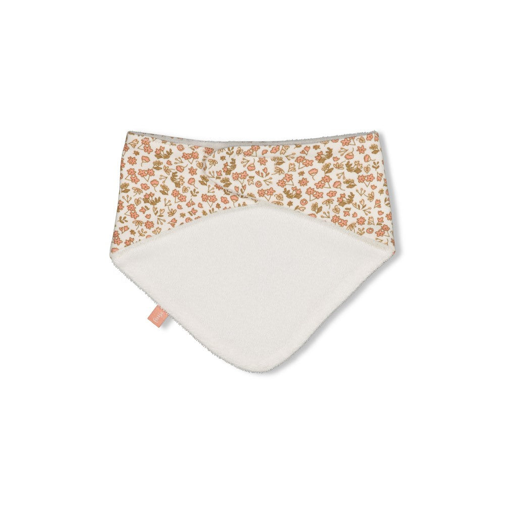 Ein wunderschöner Schal für die ganze Familie – perfekt für kuschelige Momente und stilvolle Looks. Das liebevolle "Fall in Love" Design bringt Farbe und Freude in den Alltag. Der Schal kombiniert zwei hochwertige Materialien: Die weiche Single Jersey Seite bietet Komfort und Bewegungsfreiheit, während die Rückseite extra Wärmeschutz und Saugfähigkeit garantiert.