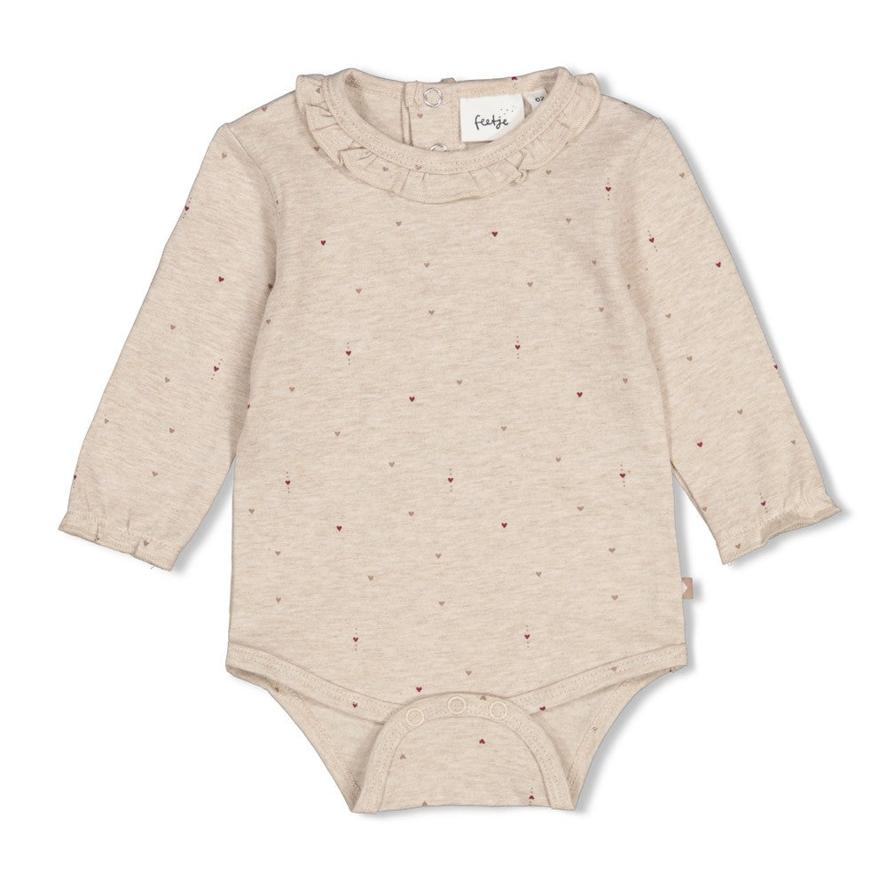 Body AOP - My Little Love von Feetje ist ein liebevoll gestalteter Body mit charmanten All-Over-Print. Das weiche Single Jersey aus 94% Baumwolle und 6% Elasthan bietet optimale Bewegungsfreiheit und Tragekomfort für dein Baby. Die elastische Mischung sorgt für eine perfekte Passform, die mit deinem Kind mitwächst. Ideal für den Alltag – praktisch, gemütlich und zeitlos schön.