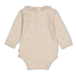 Body AOP - My Little Love von Feetje ist ein liebevoll gestalteter Body mit charmanten All-Over-Print. Das weiche Single Jersey aus 94% Baumwolle und 6% Elasthan bietet optimale Bewegungsfreiheit und Tragekomfort für dein Baby. Die elastische Mischung sorgt für eine perfekte Passform, die mit deinem Kind mitwächst. Ideal für den Alltag – praktisch, gemütlich und zeitlos schön.