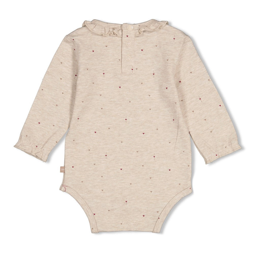 Body AOP - My Little Love von Feetje ist ein liebevoll gestalteter Body mit charmanten All-Over-Print. Das weiche Single Jersey aus 94% Baumwolle und 6% Elasthan bietet optimale Bewegungsfreiheit und Tragekomfort für dein Baby. Die elastische Mischung sorgt für eine perfekte Passform, die mit deinem Kind mitwächst. Ideal für den Alltag – praktisch, gemütlich und zeitlos schön.