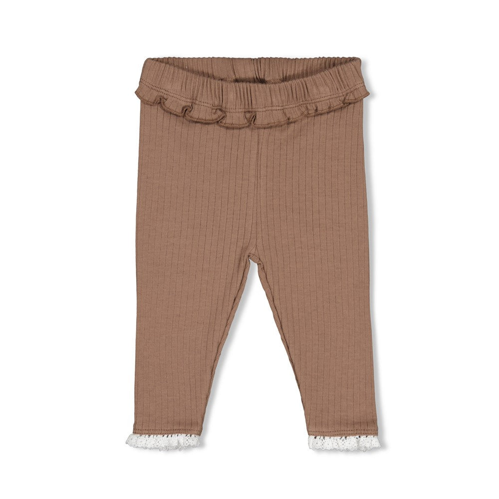 Gerippte Legging - My Little Love von Feetje. Diese komfortable Legging besticht durch ihr klassisches geripptes Design und bietet optimale Bewegungsfreiheit für aktive Kleinkinder. Das hochwertige Material aus 95% Baumwolle und 5% Elasthan sorgt für sanfte Haptik und langlebige Elastizität. Perfekt für den Alltag und ideal zum Kombinieren mit verschiedenen Oberteilen.