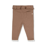 Gerippte Legging - My Little Love von Feetje. Diese komfortable Legging besticht durch ihr klassisches geripptes Design und bietet optimale Bewegungsfreiheit für aktive Kleinkinder. Das hochwertige Material aus 95% Baumwolle und 5% Elasthan sorgt für sanfte Haptik und langlebige Elastizität. Perfekt für den Alltag und ideal zum Kombinieren mit verschiedenen Oberteilen.