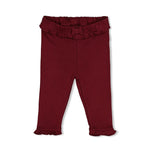 Weiches Pointelle-Rippstrick für zarte Babyhaut. Die gerippte Legging von Feetje besticht durch ihre elastische Passform und angenehme Tragekomfort. Das atmungsaktive Material passt sich perfekt an und eignet sich ideal für den Alltag. Die klassische Silhouette in zeitlosem Design macht sie zu einem vielseitigen Basics-Piece für die Babygarderobe.