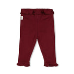 Weiches Pointelle-Rippstrick für zarte Babyhaut. Die gerippte Legging von Feetje besticht durch ihre elastische Passform und angenehme Tragekomfort. Das atmungsaktive Material passt sich perfekt an und eignet sich ideal für den Alltag. Die klassische Silhouette in zeitlosem Design macht sie zu einem vielseitigen Basics-Piece für die Babygarderobe.