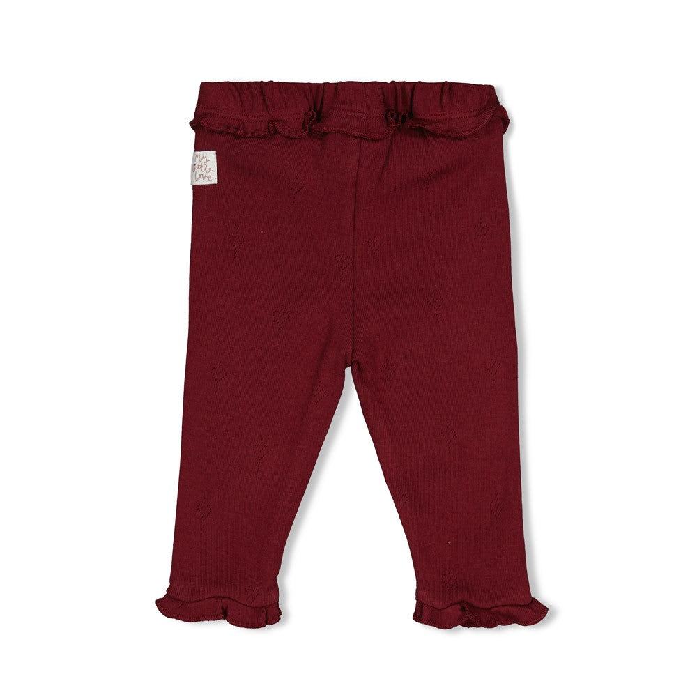 Weiches Pointelle-Rippstrick für zarte Babyhaut. Die gerippte Legging von Feetje besticht durch ihre elastische Passform und angenehme Tragekomfort. Das atmungsaktive Material passt sich perfekt an und eignet sich ideal für den Alltag. Die klassische Silhouette in zeitlosem Design macht sie zu einem vielseitigen Basics-Piece für die Babygarderobe.