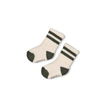 Entzückende Socken von Feetje – das perfekte Accessoire zur beliebten Kollektion Wiggle and Waddle. Mit ihrer angenehmen Materialmischung aus Baumwolle, Polyamid und Elasthan bieten sie Komfort und Langlebigkeit für jeden Tag. Ideal zum Kombinieren mit den trendigen Designs der Kollektion.