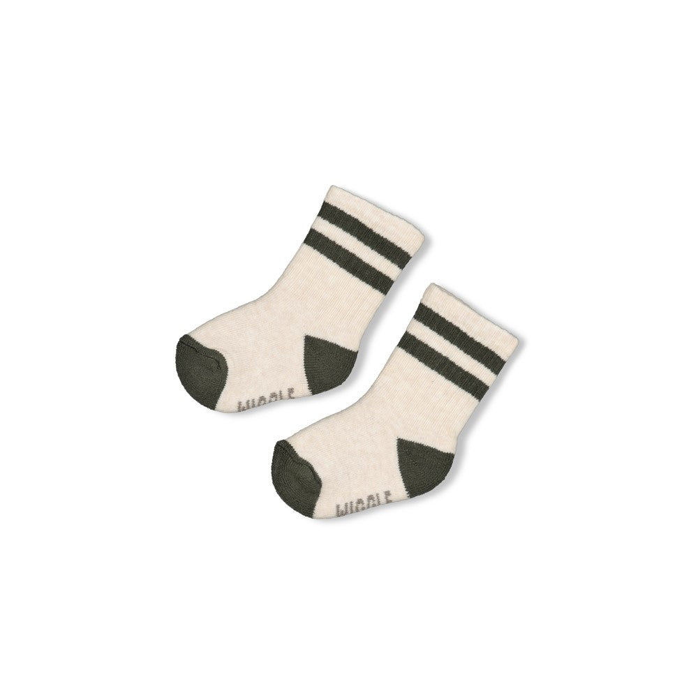 Entzückende Socken von Feetje – das perfekte Accessoire zur beliebten Kollektion Wiggle and Waddle. Mit ihrer angenehmen Materialmischung aus Baumwolle, Polyamid und Elasthan bieten sie Komfort und Langlebigkeit für jeden Tag. Ideal zum Kombinieren mit den trendigen Designs der Kollektion.
