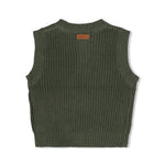 Pullunder aus feinem Strickstoff von Feetje aus der beliebten Kollektion Wiggle and Waddle. Das zeitlose Design passt perfekt zu verschiedenen Outfits und bietet maximalen Tragekomfort. Der elastische Rippstrick schmiegt sich angenehm an und ermöglicht volle Bewegungsfreiheit. Ideal für Übergangsjahreszeiten oder als praktische Schicht unter Jacken. Pflegeleicht und langlebig – ein Must-have für jeden Kleiderschrank.