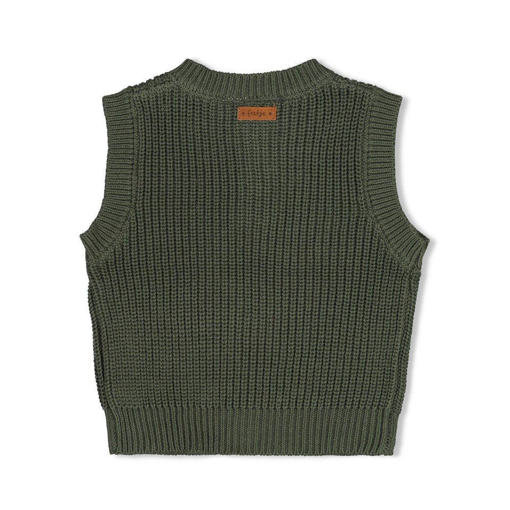 Pullunder aus feinem Strickstoff von Feetje aus der beliebten Kollektion Wiggle and Waddle. Das zeitlose Design passt perfekt zu verschiedenen Outfits und bietet maximalen Tragekomfort. Der elastische Rippstrick schmiegt sich angenehm an und ermöglicht volle Bewegungsfreiheit. Ideal für Übergangsjahreszeiten oder als praktische Schicht unter Jacken. Pflegeleicht und langlebig – ein Must-have für jeden Kleiderschrank.