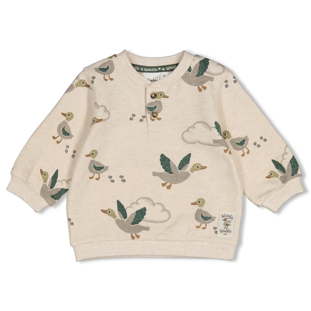 Kuscheliger Sweater von Feetje aus der Kollektion Wiggle and Waddle mit charmanten Enten im All-Over-Print. Das weiche French-Terry-Material aus Baumwolle, Polyester und Elasthan bietet maximalen Komfort und Bewegungsfreiheit. Perfekt für gemütliche Tage und spielerische Abenteuer.