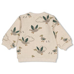Kuscheliger Sweater von Feetje aus der Kollektion Wiggle and Waddle mit charmanten Enten im All-Over-Print. Das weiche French-Terry-Material aus Baumwolle, Polyester und Elasthan bietet maximalen Komfort und Bewegungsfreiheit. Perfekt für gemütliche Tage und spielerische Abenteuer.
