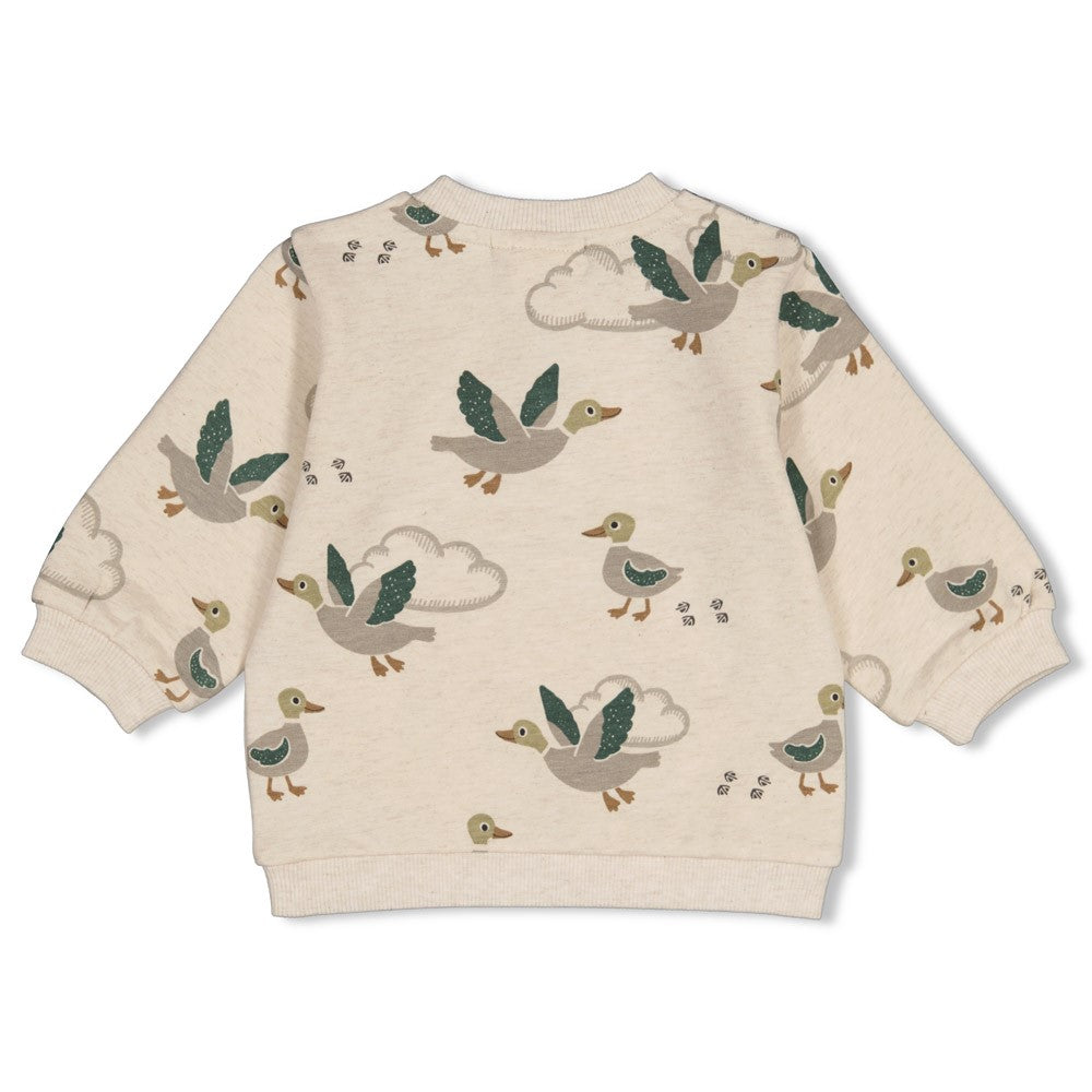 Kuscheliger Sweater von Feetje aus der Kollektion Wiggle and Waddle mit charmanten Enten im All-Over-Print. Das weiche French-Terry-Material aus Baumwolle, Polyester und Elasthan bietet maximalen Komfort und Bewegungsfreiheit. Perfekt für gemütliche Tage und spielerische Abenteuer.