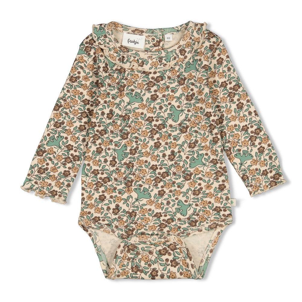 Der gerippte Body Lucky Bloombird von Feetje besticht durch sein klassisches Design und die hochwertige Verarbeitung. Das elastische Rib Jersey aus 98% Baumwolle und 2% Elasthan bietet optimalen Tragekomfort und Bewegungsfreiheit für Babys. Die natürliche Baumwollmischung ist sanft zur empfindlichen Haut und sorgt für angenehme Atmungsaktivität. Perfekt für den Alltag – vielseitig kombinierbar und pflegeleicht.