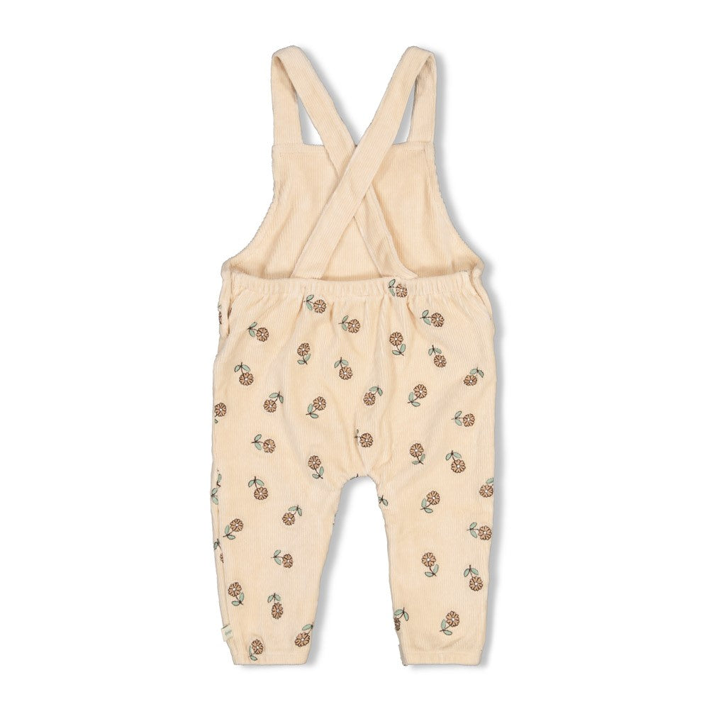 Gerippte Latzhose Samt Stickerei - Lucky Bloombird von Feetje. Diese hochwertige Latzhose besticht durch ihre weiche Velours-Rippe und zarte Stickerei-Details. Das angenehme Material aus 65% Baumwolle, 33% Polyester und 2% Elasthan bietet optimalen Tragekomfort und Bewegungsfreiheit für aktive Kleinkinder. Perfekt für den Alltag und besondere Anlässe.