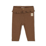 Gerippte Legging pointelle - Lucky Bloombird von Feetje. Diese zarte Legging besticht durch ihr feines Pointelle-Rippenmuster und bietet maximalen Komfort für aktive Kinder. Das atmungsaktive Material aus 96% Baumwolle und 4% Elasthan passt sich perfekt an und ermöglicht volle Bewegungsfreiheit. Ideal für den Alltag und zum Spielen.