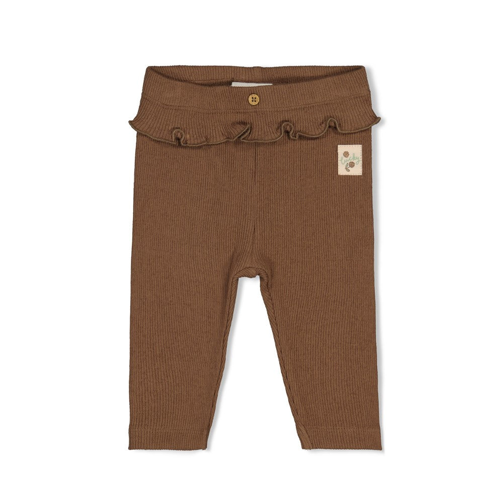 Gerippte Legging pointelle - Lucky Bloombird von Feetje. Diese zarte Legging besticht durch ihr feines Pointelle-Rippenmuster und bietet maximalen Komfort für aktive Kinder. Das atmungsaktive Material aus 96% Baumwolle und 4% Elasthan passt sich perfekt an und ermöglicht volle Bewegungsfreiheit. Ideal für den Alltag und zum Spielen.