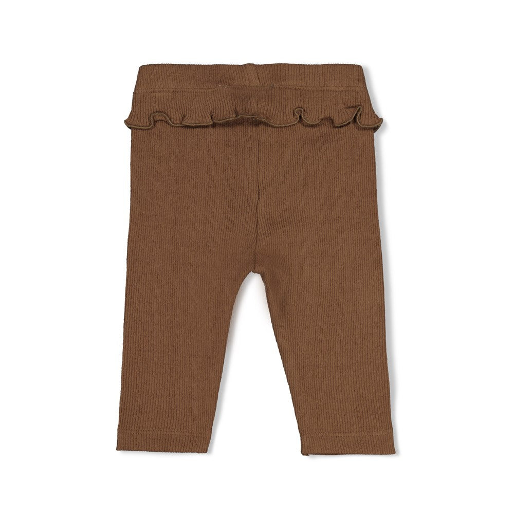 Gerippte Legging pointelle - Lucky Bloombird von Feetje. Diese zarte Legging besticht durch ihr feines Pointelle-Rippenmuster und bietet maximalen Komfort für aktive Kinder. Das atmungsaktive Material aus 96% Baumwolle und 4% Elasthan passt sich perfekt an und ermöglicht volle Bewegungsfreiheit. Ideal für den Alltag und zum Spielen.