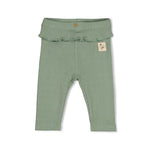 Gerippte Legging pointelle - Lucky Bloombird von Feetje. Diese zarte Legging besticht durch ihr feines Pointelle-Rippenmuster und bietet maximalen Komfort für aktive Kinder. Das atmungsaktive Material aus 96% Baumwolle und 4% Elasthan passt sich perfekt an und ermöglicht volle Bewegungsfreiheit. Ideal für den Alltag und zum Spielen.