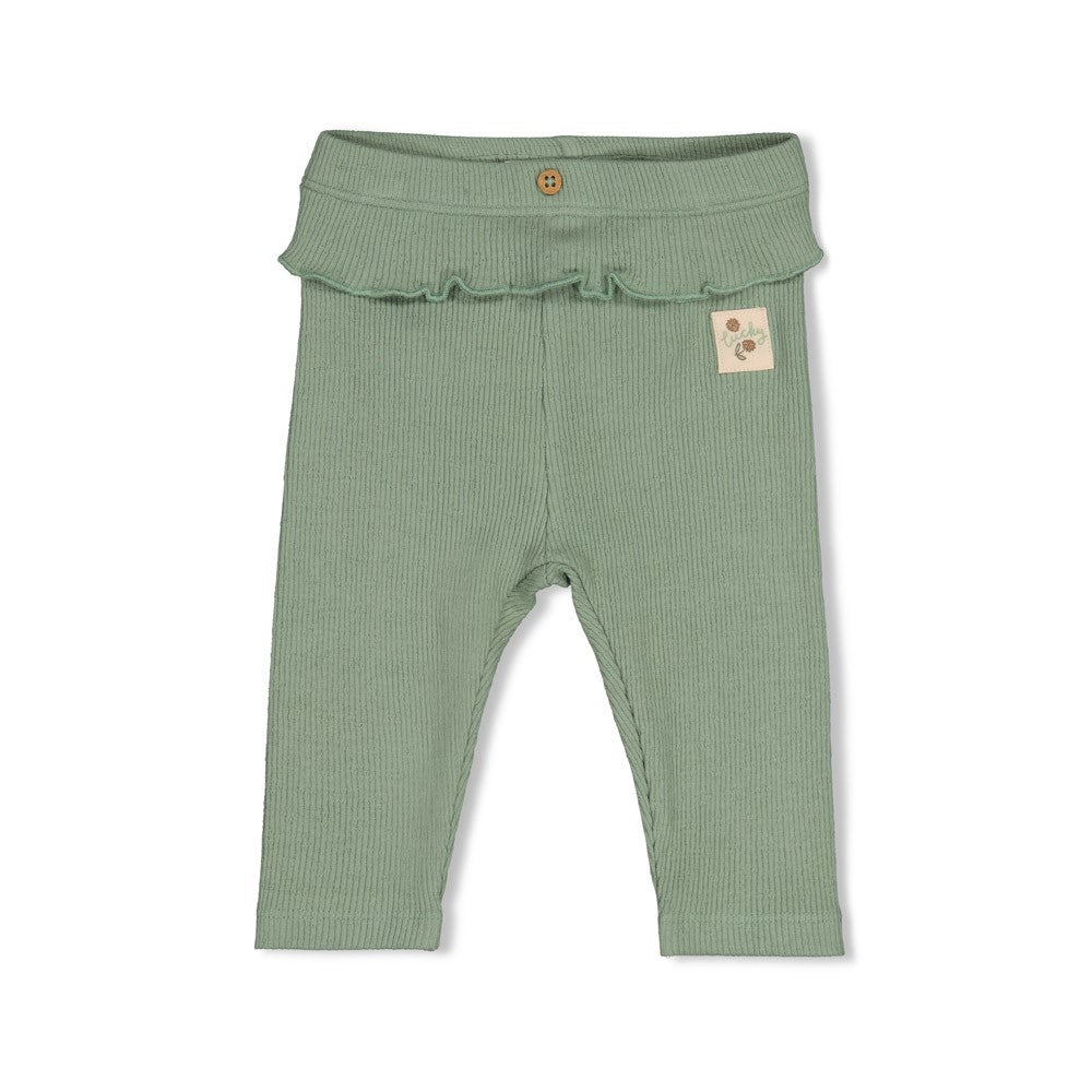 Gerippte Legging pointelle - Lucky Bloombird von Feetje. Diese zarte Legging besticht durch ihr feines Pointelle-Rippenmuster und bietet maximalen Komfort für aktive Kinder. Das atmungsaktive Material aus 96% Baumwolle und 4% Elasthan passt sich perfekt an und ermöglicht volle Bewegungsfreiheit. Ideal für den Alltag und zum Spielen.