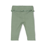 Gerippte Legging pointelle - Lucky Bloombird von Feetje. Diese zarte Legging besticht durch ihr feines Pointelle-Rippenmuster und bietet maximalen Komfort für aktive Kinder. Das atmungsaktive Material aus 96% Baumwolle und 4% Elasthan passt sich perfekt an und ermöglicht volle Bewegungsfreiheit. Ideal für den Alltag und zum Spielen.