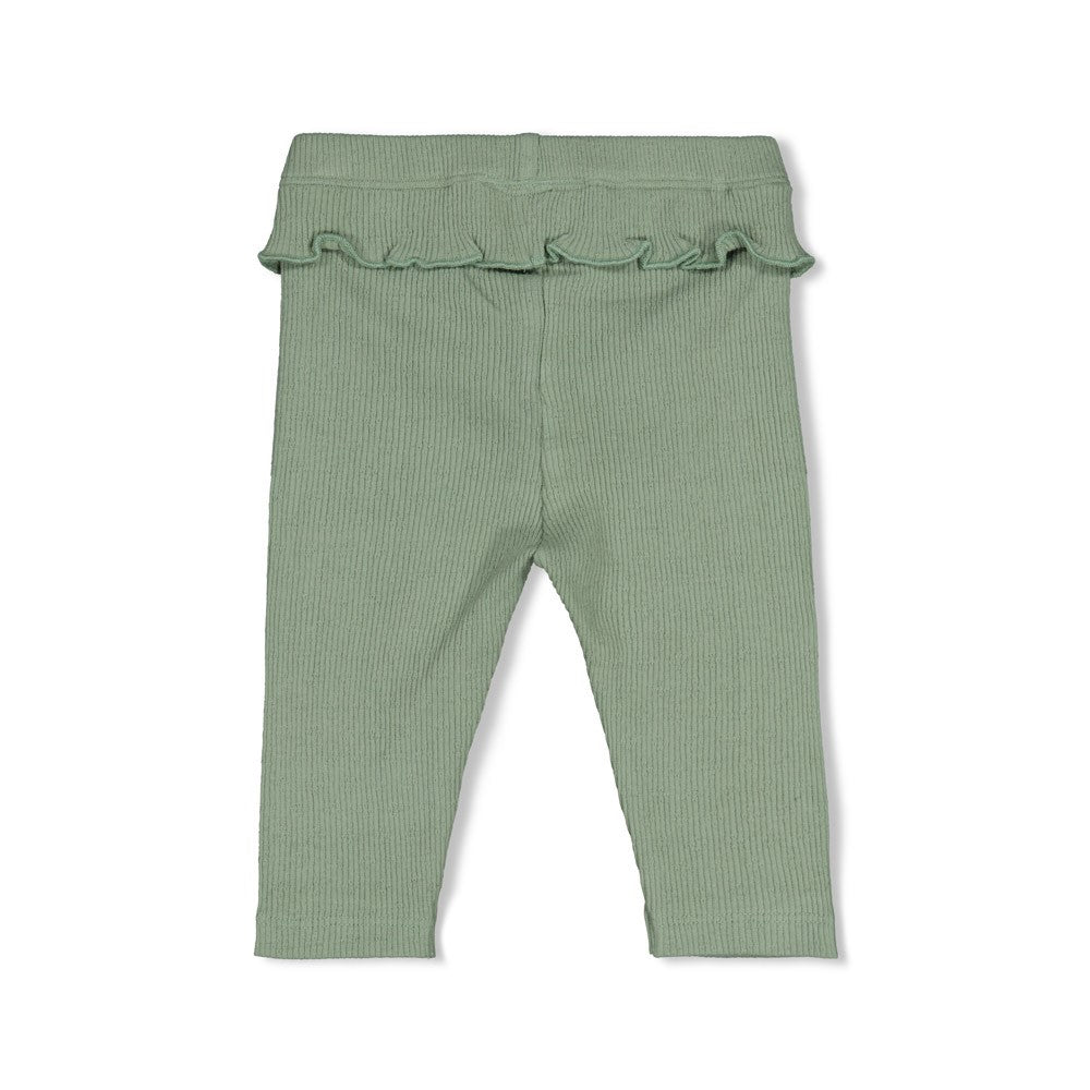 Gerippte Legging pointelle - Lucky Bloombird von Feetje. Diese zarte Legging besticht durch ihr feines Pointelle-Rippenmuster und bietet maximalen Komfort für aktive Kinder. Das atmungsaktive Material aus 96% Baumwolle und 4% Elasthan passt sich perfekt an und ermöglicht volle Bewegungsfreiheit. Ideal für den Alltag und zum Spielen.